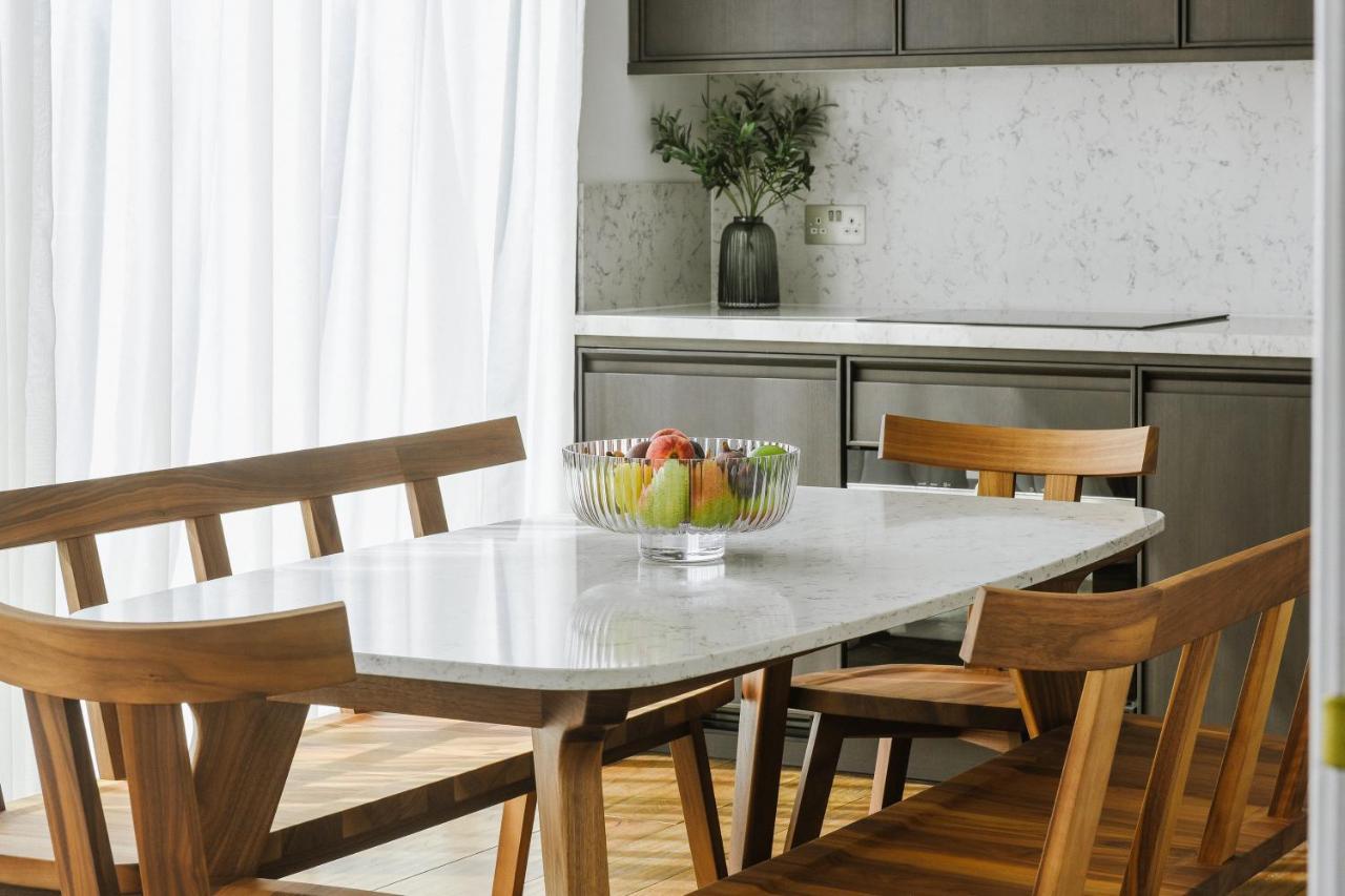 الشقق الفندقية Cheval The Edinburgh Grand المظهر الخارجي الصورة A dining room table