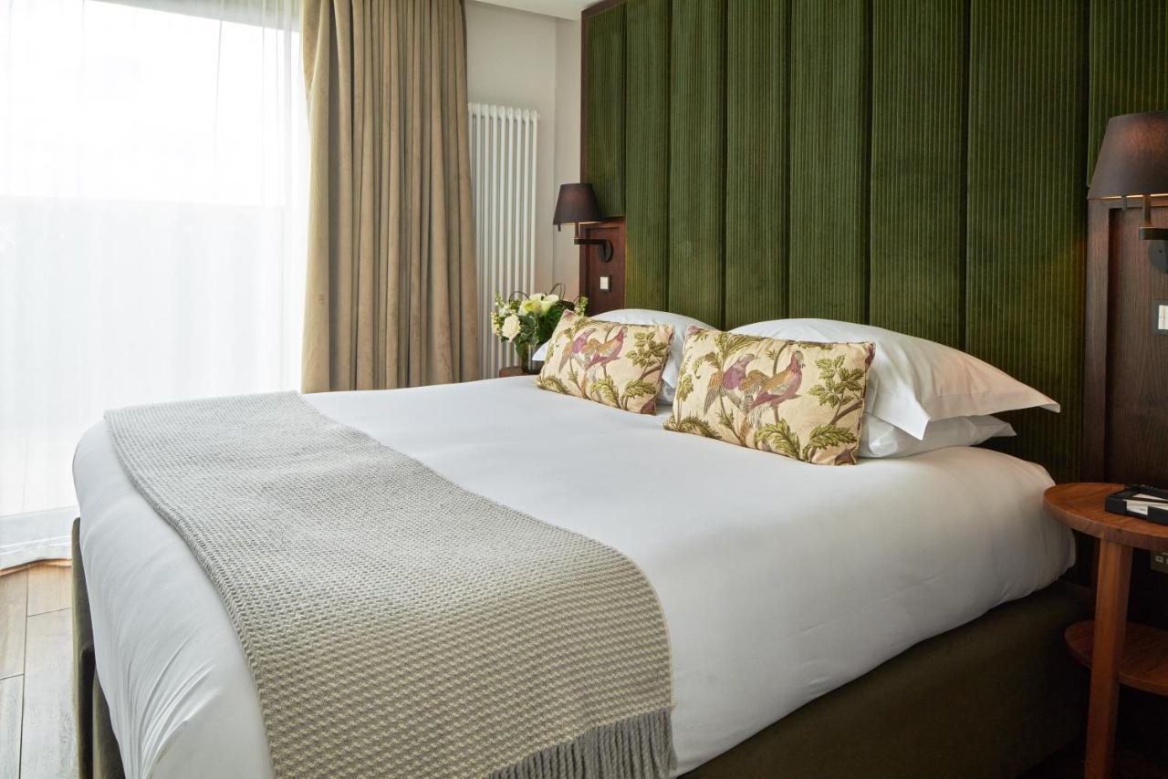 الشقق الفندقية Cheval The Edinburgh Grand المظهر الخارجي الصورة A bed with a throw